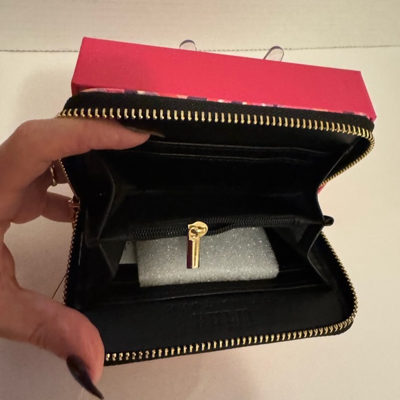 Small around zip wallet NWT Boxed - Picture 2 of 3